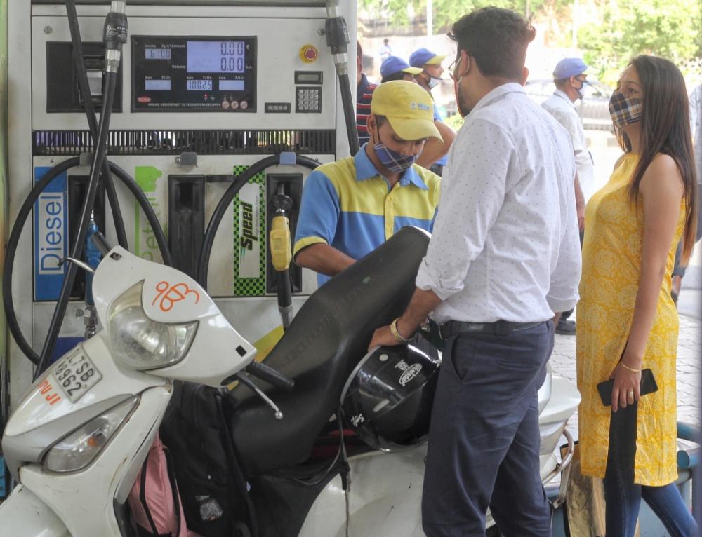 The Weekend Leader - Fuel price hike paused after 5 days of increase